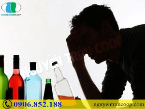 Đến bệnh viện ngay nếu có những dấu hiệu ngộ độc rượu này