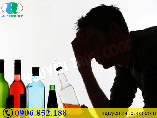 Đến bệnh viện ngay nếu có những dấu hiệu ngộ độc rượu này